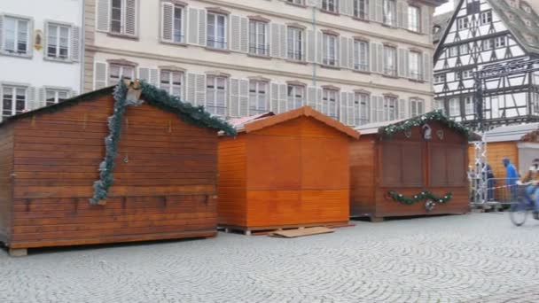 STRASSBURG, FRANKREICH - 22. November 2021: Vorbereitungen für die Weihnachtsmärkte. Der schönste Jahrmarkt der Welt mit Holzbuden auf dem Platz vor dem Straßburger Münster — Stockvideo