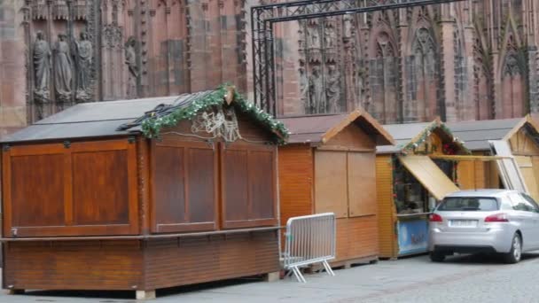 STRASBURG, FRANKRIKE - NOV 22, 2021: Förberedelse inför julmarknaderna. Den vackraste mässan i världen, inrätta trästånd på torget framför Strasbourgs katedral — Stockvideo