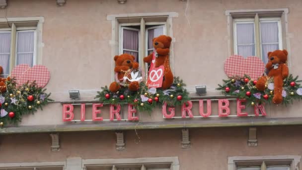 STRASBOURG, FRANCE - NOVEMBER 22, 2021: Beautifully Christmas ornamented restaurant. 세계에서 가장 크고 호화 로운 크리스마스 시장을 준비하는 모습 — 비디오