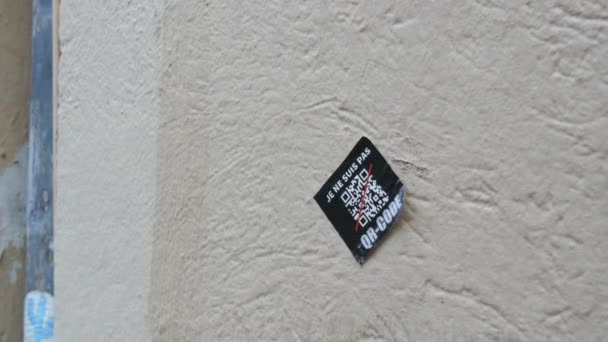STRASSBURG, FRANKREICH - 22. November 2021: Proteste gegen Impfpflicht und grünen Pass gegen Covid19, an der Hauswand. Französische Schrift — Stockvideo