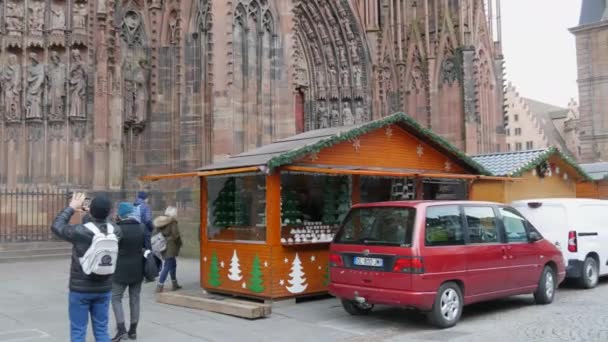 STRASBOURG, FRANCIE - NOV 22, 2021: Příprava na vánoční trhy. Montáž dřevěných podnosů pomocí speciálního mini traktoru na náměstí před Štrasburskou katedrálou — Stock video