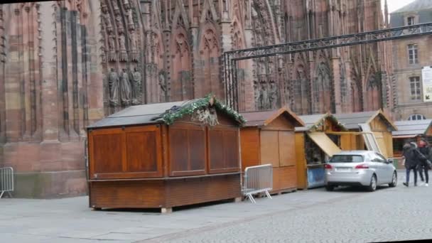 STRASSBURG, FRANKREICH - 22. November 2021: Vorbereitungen für die Weihnachtsmärkte. Der schönste Jahrmarkt der Welt mit Holzbuden auf dem Platz vor dem Straßburger Münster — Stockvideo