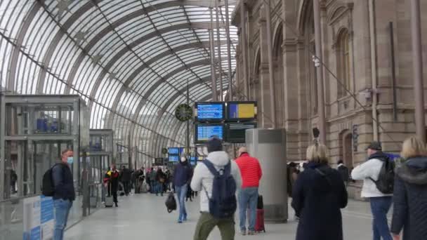 STRASBOURG, FRANKRIKE - NOVEMBER 22, 2021: Järnvägsstation, personer i medicinska masker med skydd mot spridning av covid19. Passagerare och hälsningar går genom tågstationen — Stockvideo