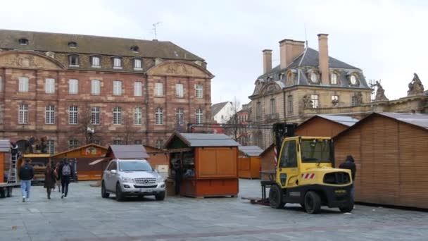 STRASBOURG, FRANCIE - NOV 22, 2021: Příprava na vánoční trhy. Nejkrásnější veletrh na světě, stavění dřevěných stánků na náměstí před Štrasburskou katedrálou — Stock video
