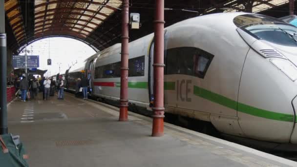 2021年11月22日，法国，斯特拉斯堡：火车站，戴着医疗面罩的人，以防止围攻的蔓延。乘客和乘客沿着月台散步 — 图库视频影像