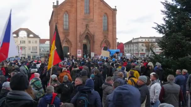 Kehl, Germania - 27 novembre 2021: protesta franco-tedesca contro i regolamenti dell'OMS, le vaccinazioni, i passaporti verdi e le violazioni dei diritti dei non vaccinati. Persone che protestano con striscioni — Video Stock