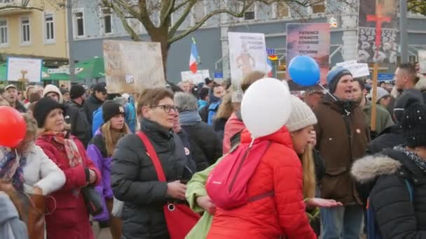 Kehl, Alemanha - 27 de novembro de 2021: Protesto germano-francês contra regulamentos da OMS, vacinas, passaportes verdes e violações dos direitos dos não vacinados. Pessoas protestando com banners — Vídeo de Stock