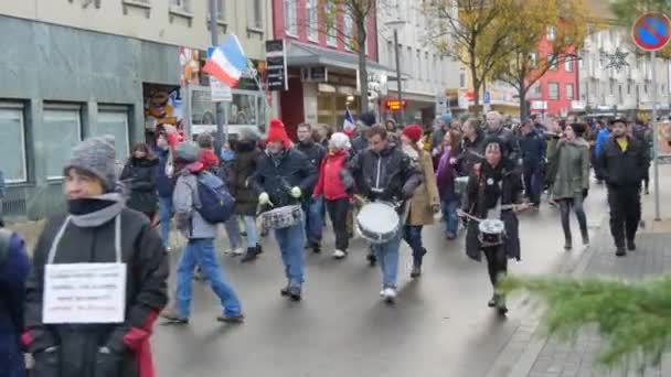 Kehl, Germania - 27 novembre 2021: protesta franco-tedesca contro i regolamenti dell'OMS, le vaccinazioni, i passaporti verdi e le violazioni dei diritti dei non vaccinati. La gente protesta con striscioni — Video Stock