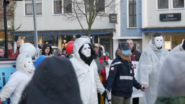 Kehl, Německo - 27. listopadu 2021: Německo-francouzské protesty proti předpisům WHO, očkování, zeleným pasům a porušování práv neočkovaných. Lidé protestují s transparenty — Stock video