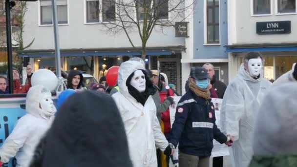 Kehl, Duitsland - 27 november 2021: Duits-Frans protest tegen WHO-voorschriften, vaccinaties, groene paspoorten en schendingen van de rechten van niet-gevaccineerden. Mensen protesteren met spandoeken — Stockvideo