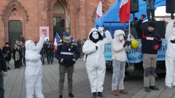 Kehl, Alemania - 27 de noviembre de 2021: Protesta germano-francesa contra las regulaciones de la OMS, las vacunas, los pasaportes verdes y las violaciones de los derechos de los no vacunados. La gente protesta con pancartas — Vídeo de stock