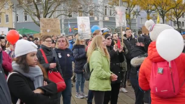 Kehl, Jerman - 27 November 2021: Protes Jerman-Prancis terhadap peraturan WHO, vaksinasi, paspor hijau dan pelanggaran hak-hak yang tidak divaksinasi. Orang memprotes dengan spanduk — Stok Video