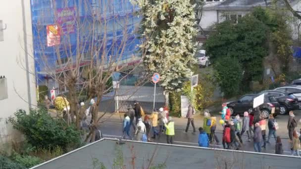 Kehl, Alemanha - 27 de novembro de 2021: Protesto germano-francês contra regulamentos da OMS, vacinas, passaportes verdes e violações de direitos dos não vacinados. Pessoas protestando com banners — Vídeo de Stock