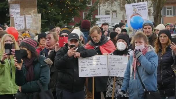 Kehl, Alemania - 27 de noviembre de 2021: Protesta germano-francesa contra las regulaciones de la OMS, las vacunas, los pasaportes verdes y las violaciones de los derechos de los no vacunados. Gente protestando con pancartas — Vídeo de stock