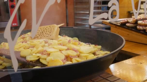 27 novembre 2021 Strasburgo, Francia: Mercatino di Natale, gente in maschera medica in coda per il cibo delizioso. Strasburgo la capitale mondiale del Natale. Pentole enormi e padelle piene di cibo — Video Stock