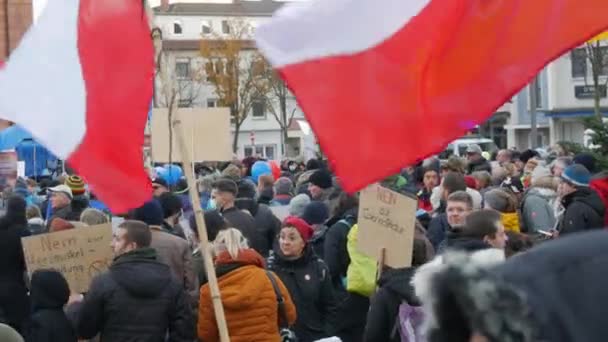 Kehl, Německo - 27. listopadu 2021: Německo-francouzské protesty proti předpisům WHO, očkování, zeleným pasům a porušování práv neočkovaných. Lidé protestují s transparenty — Stock video