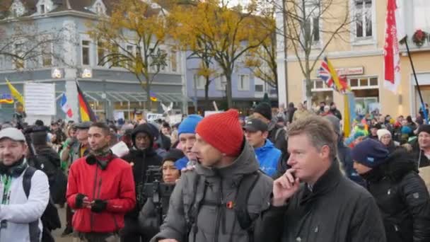 Kehl, Germania - 27 novembre 2021: protesta franco-tedesca contro i regolamenti dell'OMS, le vaccinazioni, i passaporti verdi e le violazioni dei diritti dei non vaccinati. Persone che protestano con striscioni — Video Stock