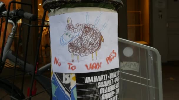 STRASBOURG, FRANCE - NOV 27, 2021: 어린 아이들 이 양고기를 등에 있는 의료용 마스크와 주사기에 넣고 그림을 그리다. 백신 과 녹색 여권에 반대하는 시위. 프랑스어 비문 — 비디오