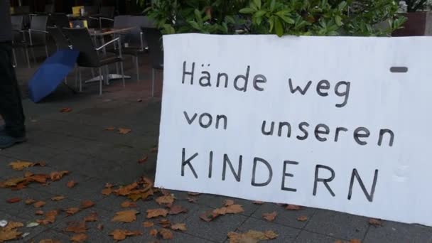 Kehl, Duitsland - 27 november 2021: Campagneteken tegen verplichte vaccinatie, groene paspoorten en schending van de rechten van niet-gevaccineerden. Inschrijving in het Duits — Stockvideo
