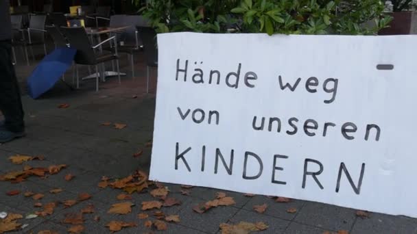 Kehl, Niemcy - 27 listopada 2021 r.: Znak kampanii przeciwko obowiązkowym szczepieniom, zielonym paszportom i naruszeniu praw osób nieszczepionych. Napis w języku niemieckim — Wideo stockowe