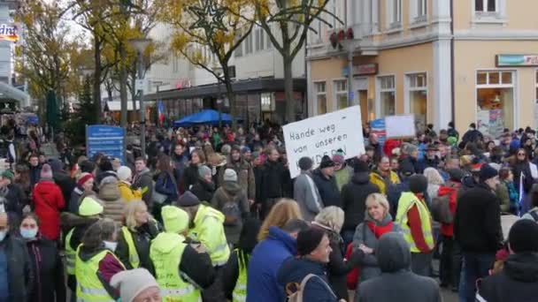 Kehl, Alemania - 27 de noviembre de 2021: Protesta germano-francesa contra las regulaciones de la OMS, las vacunas, los pasaportes verdes y las violaciones de los derechos de los no vacunados. Gente protestando con pancartas — Vídeos de Stock