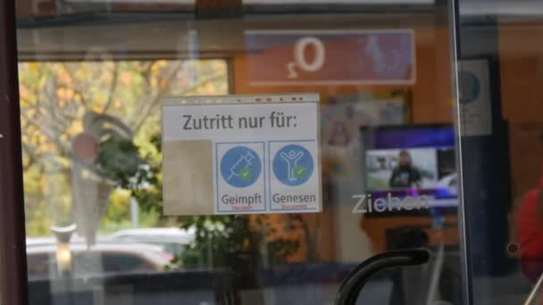 22 november 2021 - Kehl, Tyskland: En skylt på dörren till ett café som endast tillåter inresa till vaccinerade eller vaccinerade. Skydd mot spridning av covid 19. Inskrift på tyska — Stockvideo