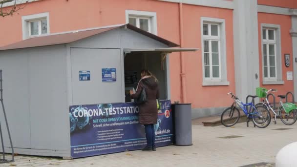 22 november 2021 - Kehl, Tyskland: Testa och skydda mot spridning av covid19. Särskild station och testpunkt för coronavirus, inskription på tyska — Stockvideo