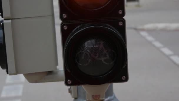 Eine spezielle Ampel für Radfahrer auf der Stadtstraße — Stockvideo