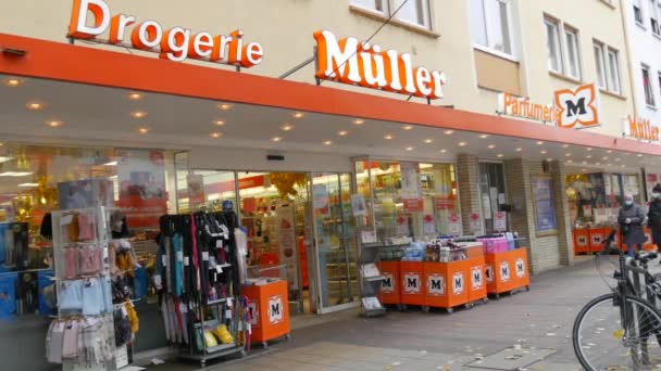 Kehl, Almanya - 19 Kasım 2021: İnsanların sadece tıbbi maskelerle girdiği mağazanın girişi, Covid19 'un yayılmasına karşı korunma. Almanca yazı. — Stok video