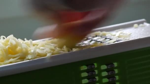 Manos masculinas frotando papas en un rallador de cocina para cocinar comida vegetariana — Vídeos de Stock