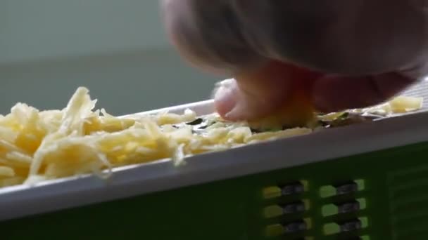 Mężczyzna ręce tarcie ziemniaki na a kuchnia tarka dla wegetariańskie jedzenie gotowanie z bliska widok — Wideo stockowe