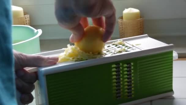 Mužské ruce tření brambory na kuchyňské struhadlo pro vegetariánské jídlo vaření — Stock video