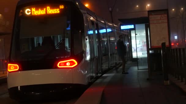 STRASBOURG, FRANKRIKE - NOV 6, 2021: Foggy höstkväll stad, bilar kör genom gatorna, fotgängare och cyklister gå — Stockvideo