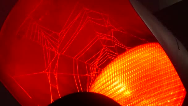 Det röda ljuset från trafikljuset som spindeln vävde på — Stockvideo