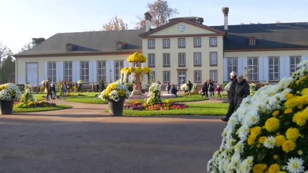 STRASBOURG, FRANCIA - 6 NOV 2021: Parco delle Orangerie, veduta del Palazzo Josephines, e un bellissimo giardino con crisantemi colorati — Video Stock