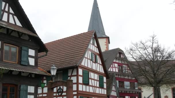11 de dezembro de 2021 - Kehl, Alemanha: Um antigo bairro alemão com casas de meia-madeira. Casas brancas bonitos e vigas de partição marrom — Vídeo de Stock
