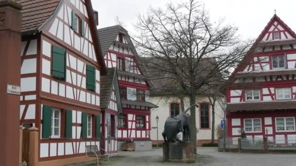 11 december 2021 - Kehl, Tyskland: Ett gammalt tyskt kvarter med korsvirkeshus. Söta vita hus och bruna skiljeväggar — Stockvideo