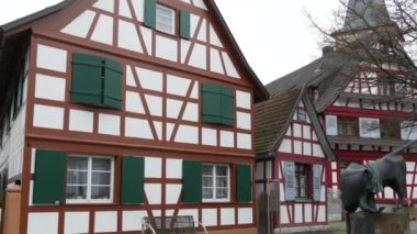 11 Aralık 2021 - Kehl, Almanya: Yarım keresteli evleri olan eski bir Alman mahallesi. Sevimli beyaz evler ve kahverengi kirişler