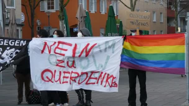 Kehl, Alemanha - 27 de novembro de 2021: Protesto germano-francês contra regulamentos da OMS, vacinas, passaportes verdes e violações dos direitos dos não vacinados. Pessoas protestando com banners — Vídeo de Stock