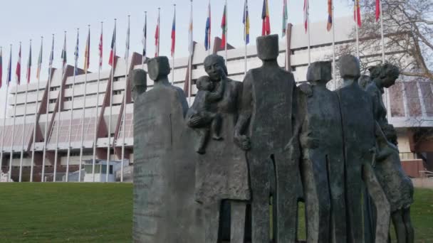 7 de diciembre de 2021 - Estrasburgo, Francia: Monumento grande y original al cobre frente al consil de Europa — Vídeo de stock