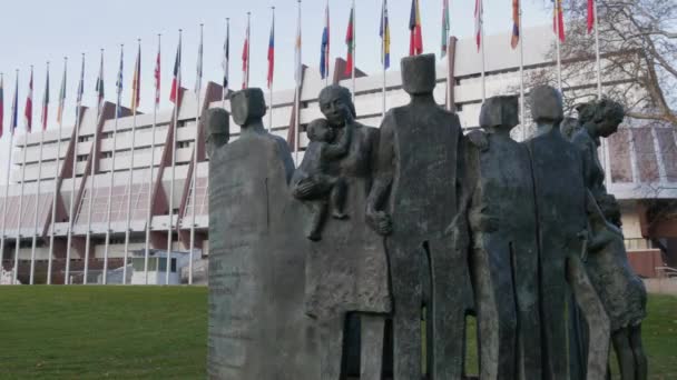 7 dicembre 2021 Strasburgo, Francia: Grande e originale monumento in rame di fronte all'Europa — Video Stock