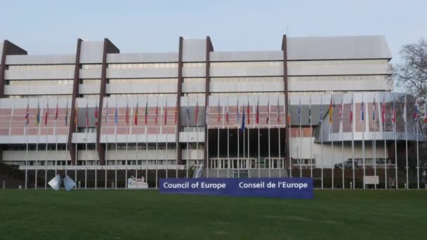 7 december 2021 - Straatsburg, Frankrijk: Modern reusachtig gebouw van consil of Europe — Stockvideo