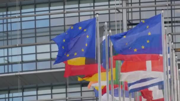 7 de diciembre de 2021 Estrasburgo, Francia: Edificio del Parlamento Europeo. Banderas de países europeos ondeando con la sede del Parlamento Europeo en segundo plano incluye Reino Unido — Vídeo de stock