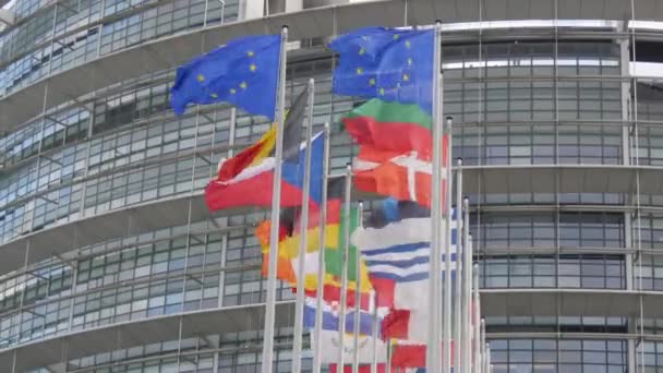 7 de diciembre de 2021 Estrasburgo, Francia: Edificio del Parlamento Europeo. Banderas de países europeos ondeando con la sede del Parlamento Europeo en segundo plano incluye Reino Unido — Vídeo de stock