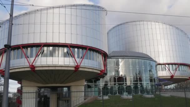 7 de diciembre de 2021 - Estrasburgo, Francia: construcción del Tribunal Europeo de Derechos Humanos, PALACIO DE DERECHOS HUMANOS, concepto de Convenio para la Protección de las Libertades Fundamentales, denuncia de violaciones — Vídeos de Stock