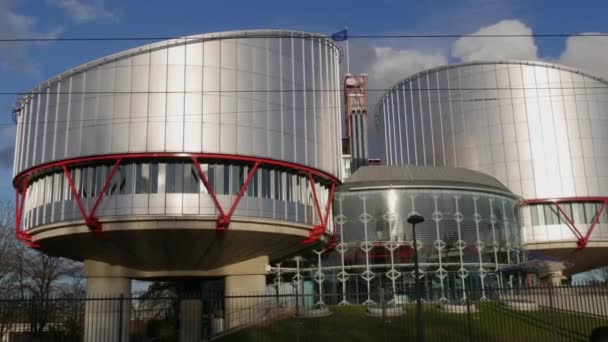 7 декабря 2021 года - Страсбург, Франция: здание Европейского суда по правам человека, Дворец прав человека, концепция Конвенции о защите основных свобод, жалоба на нарушения — стоковое видео