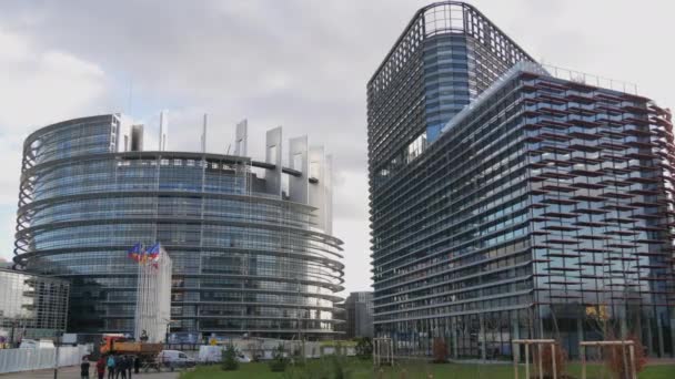 7 de dezembro de 2021 Estrasburgo, França: O enorme edifício de vidro do Parlamento Europeu — Vídeo de Stock