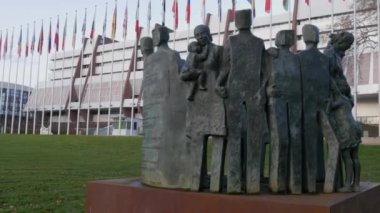 7 Aralık 2021 - Strasbourg, Fransa: Avrupa 'nın önündeki büyük ve orijinal bakır heykel