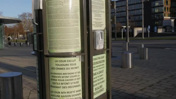 7. Dezember 2021 - Straßburg, Frankreich: Post mit Petitionen vor dem Gebäude des Europäischen Gerichtshofs für Menschenrechte, MENSCHLICHES RECHT, Konzept der Konvention zum Schutz der Grundfreiheiten — Stockvideo