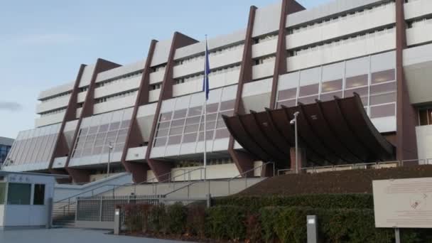 7 december 2021 - Straatsburg, Frankrijk: Modern reusachtig gebouw van consil of Europe — Stockvideo